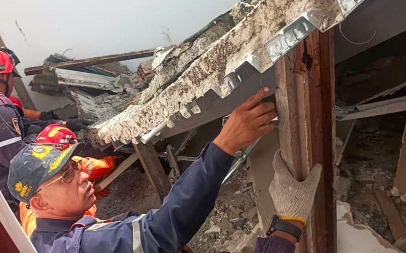 Lo que parecía una remodelación terminó en tragedia tras derrumbarse platabanda de vivienda en Baruta
