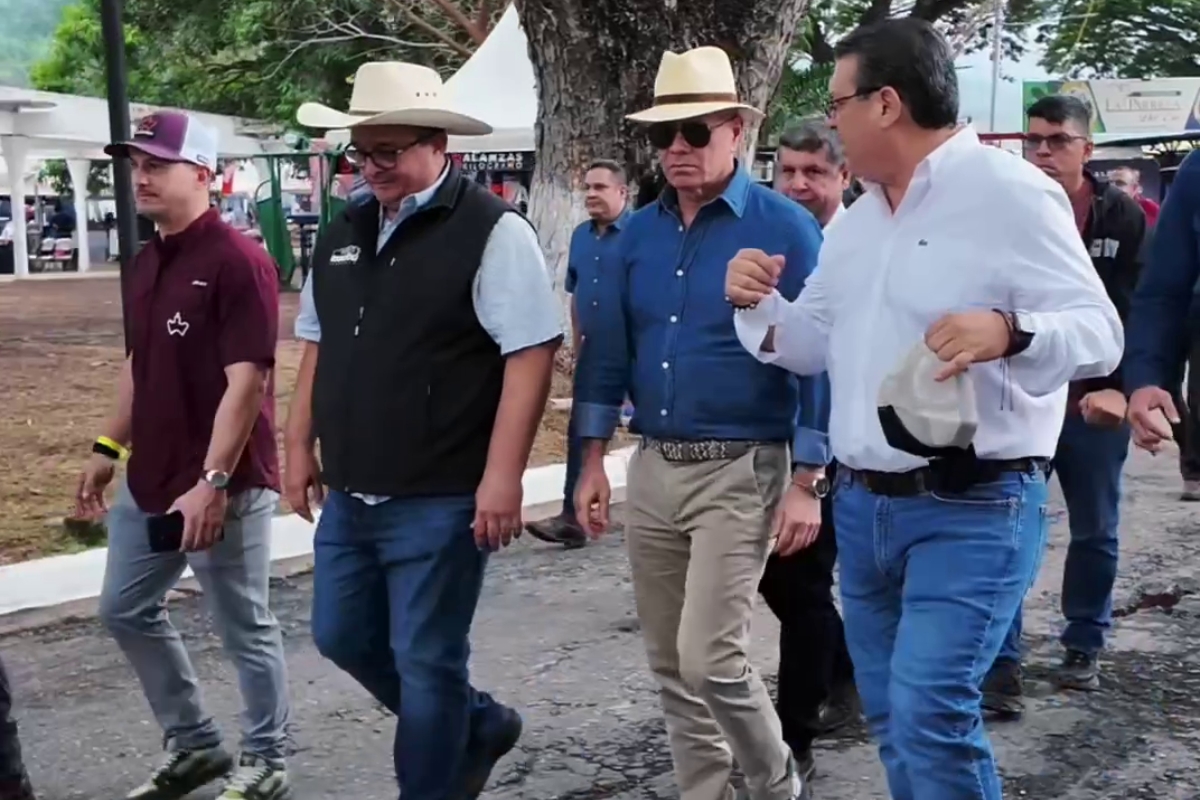 Degradación rojita: Padrino López cambió el uniforme militar por un sombrero de pelo e' guama (VIDEO)