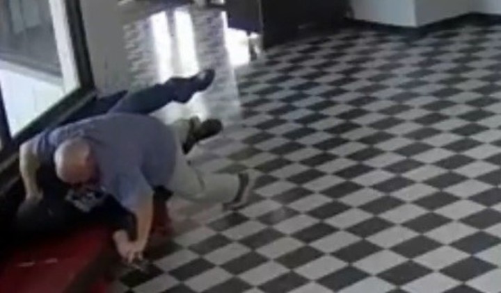 El director de una escuela en Oklahoma evitó una masacre al abalanzarse sobre joven armado