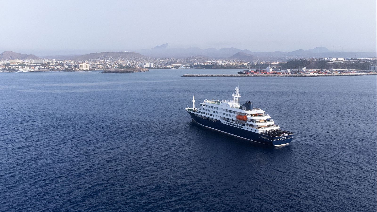 Los tres infectados por hantavirus en el crucero se evacuarán a Países Bajos