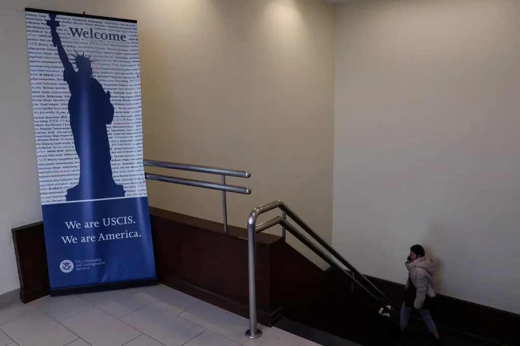 Aumenta la preocupación entre migrantes tras un cambio brusco en el proceso de la green card