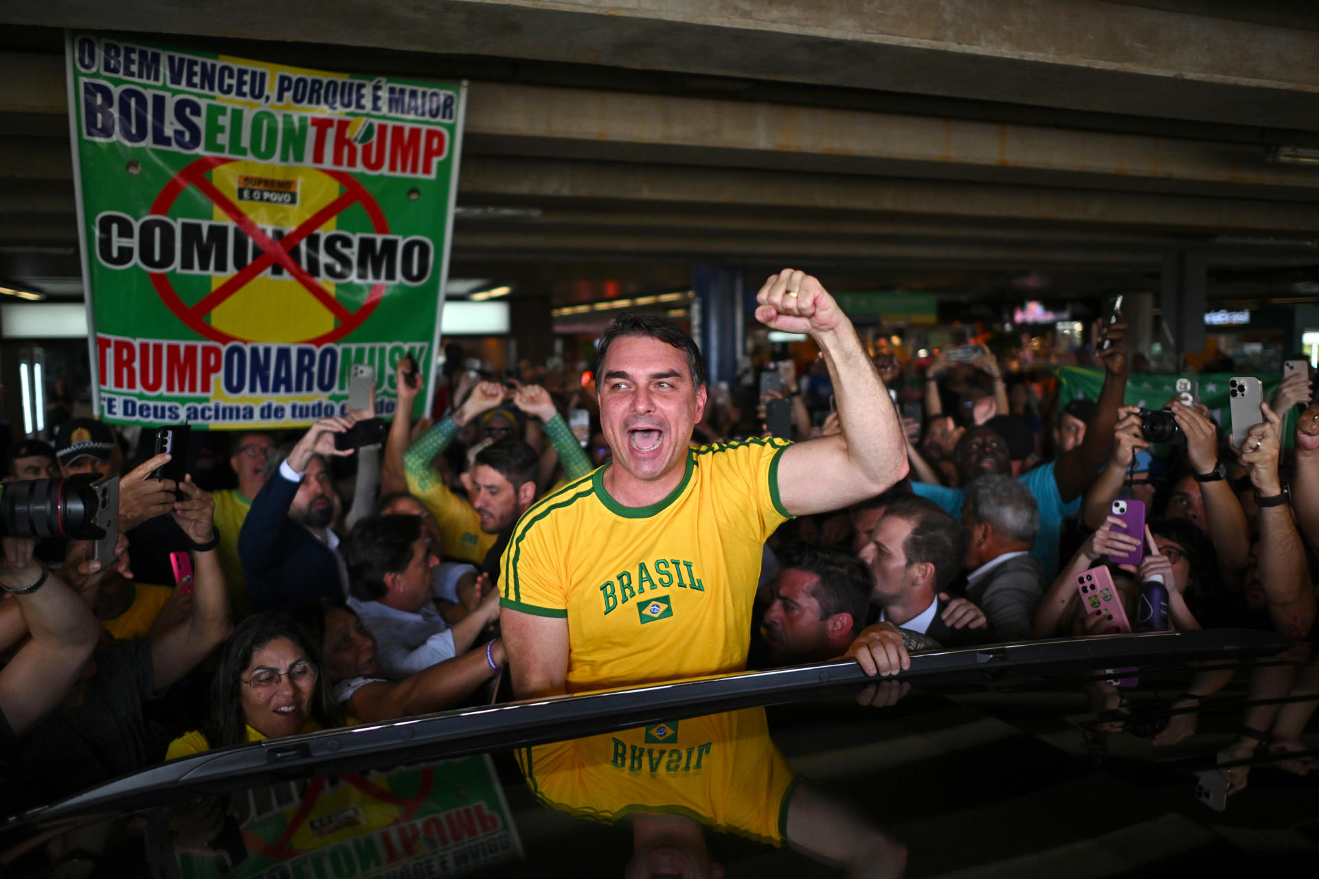 Flávio Bolsonaro celebró que EEUU designara terroristas a bandas brasileñas Comando Vermelho y PCC