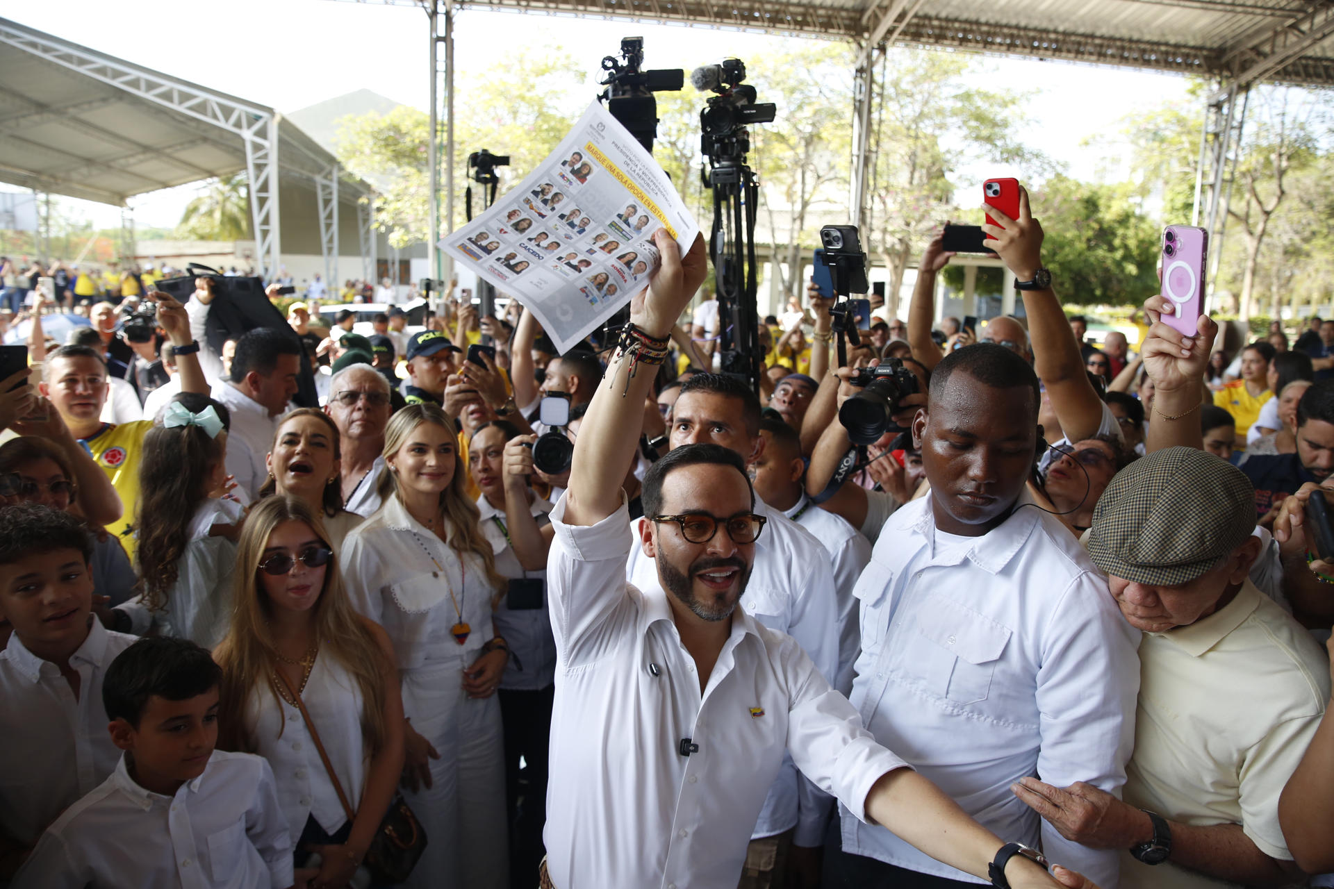 Abelardo De la Espriella votó en Barranquilla rodeado de una multitud (VIDEO)