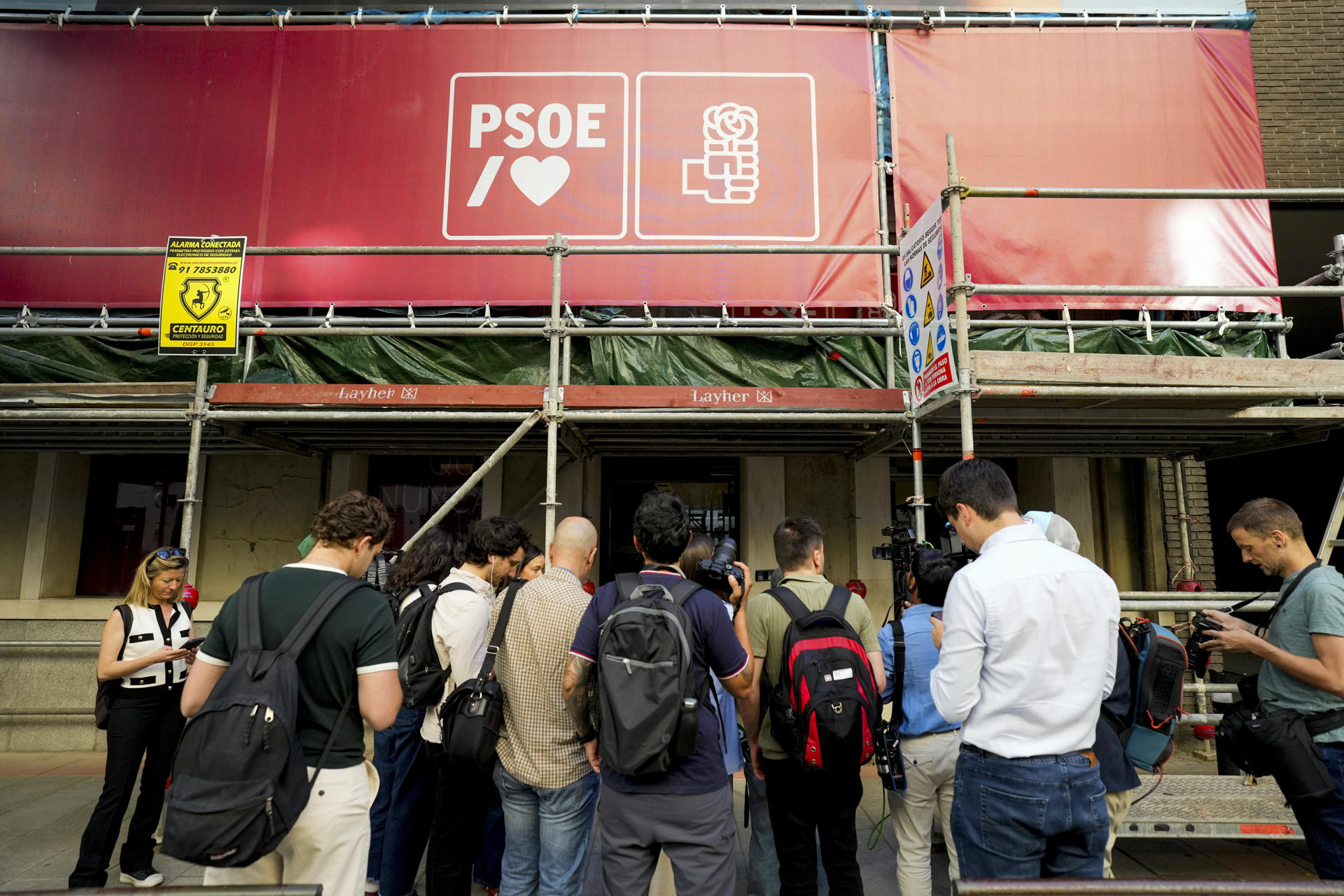 La Guardia Civil acude a la sede del Psoe para investigar presuntos pagos ilegales