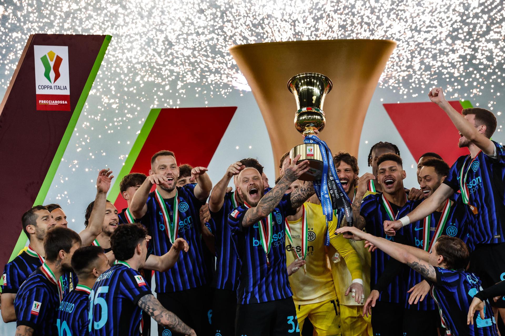Inter alzó la Copa Italia tras liquidar a la Lazio en 35 minutos