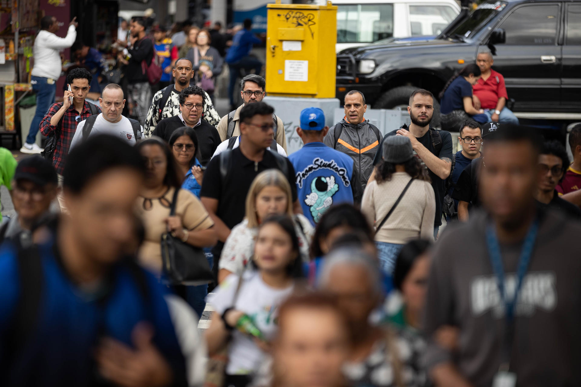 Venezolanos recurren hasta a cuatro empleos para poder costear la canasta básica de 500 dólares
