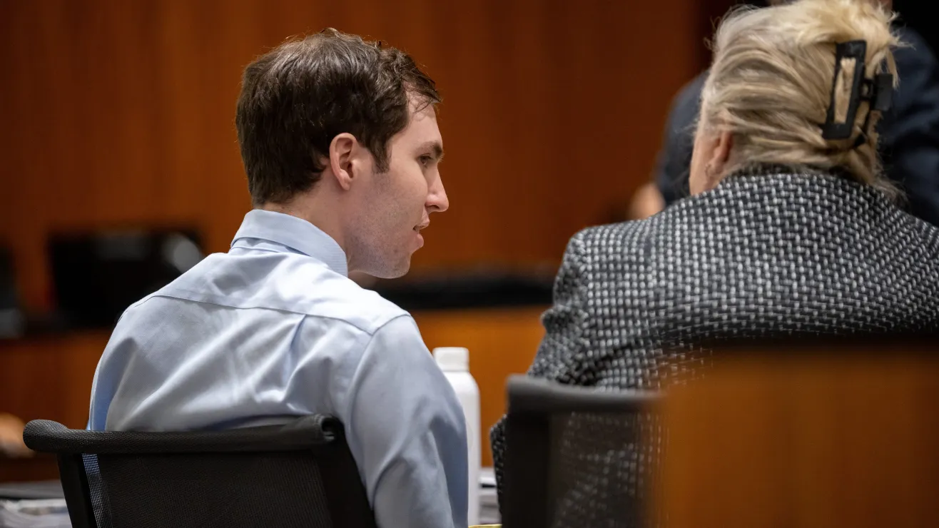 Juez autorizó presencia de cámaras en juicio por el asesinato de Charlie Kirk y aplazó la audiencia