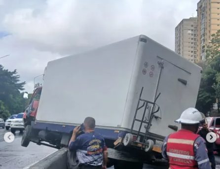 Camión se posó sobre la defensa de la autopista Francisco Fajardo este #16May