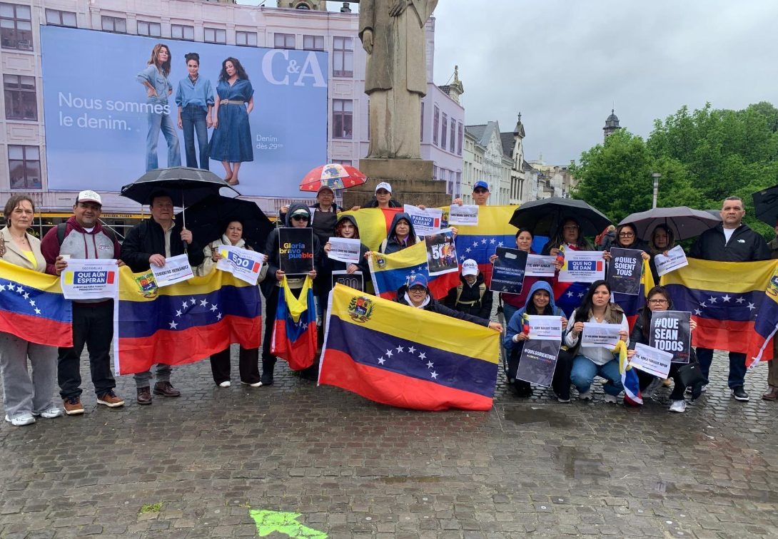 VIDEO: venezolanos exigieron bajo la lluvia de Bélgica la libertad de más de 500 presos políticos