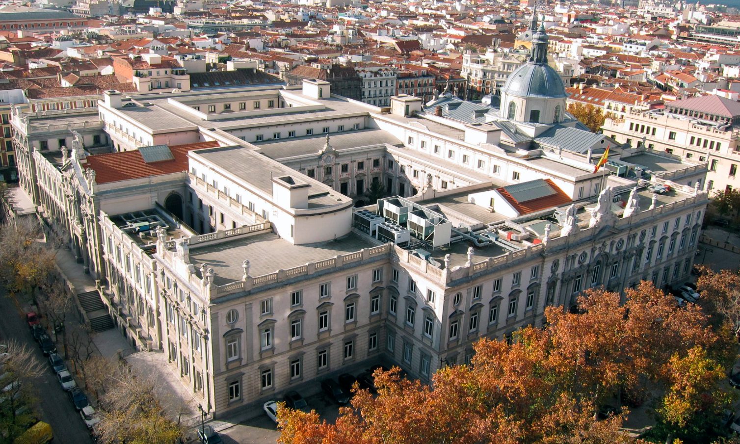 Tribunal Supremo de España estudiará si paraliza la regularización de inmigrantes
