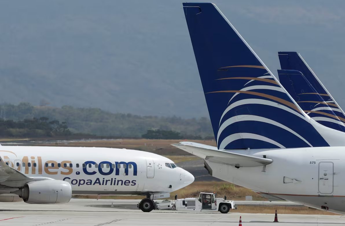 Atraparon a parejita semidesnuda mientras realizaba actos indebidos en un vuelo de Panamá a Argentina