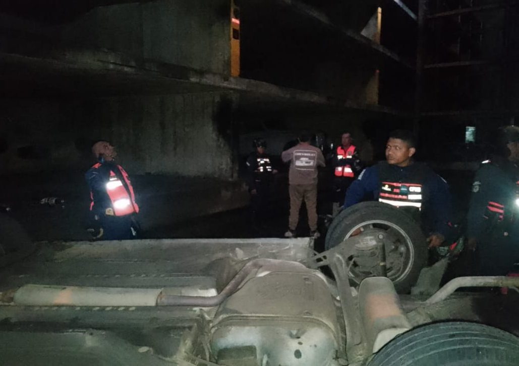 Una pareja murió instantáneamente cuando su carro cayó al vacío en El Recreo