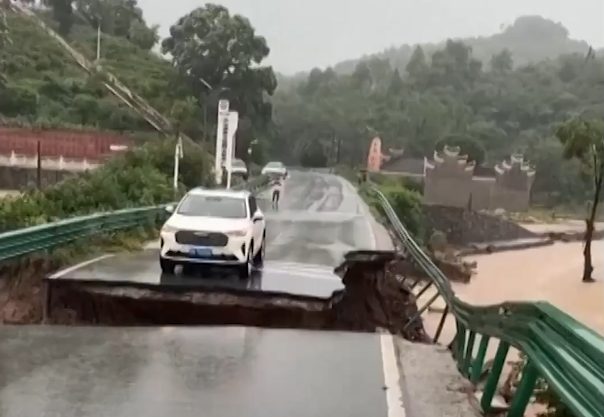 VIDEO: auto cayó a un río tras el derrumbe de un puente en China