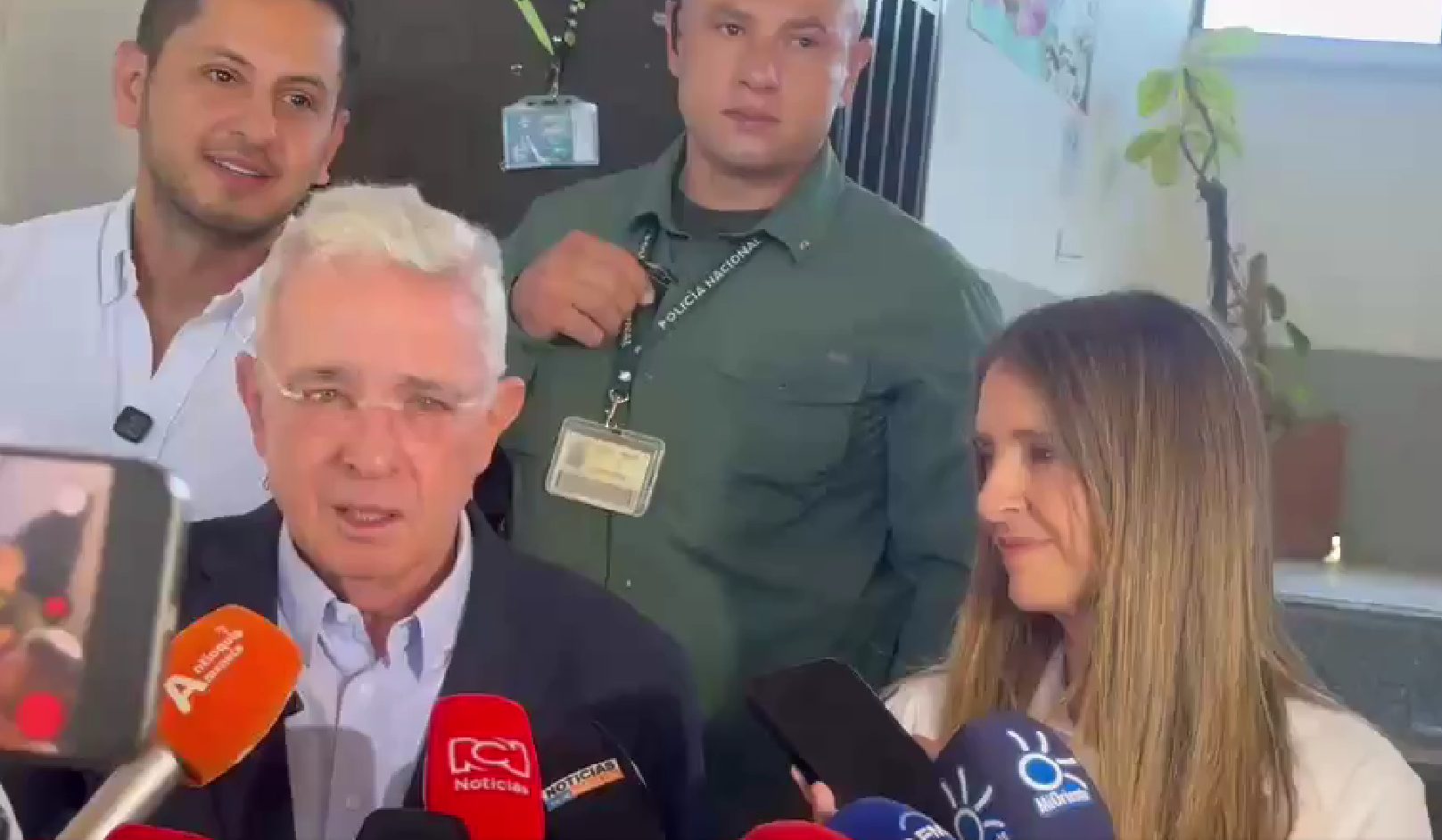 Álvaro Uribe votó acompañado por la candidata colombiana Paloma Valencia (VIDEO)