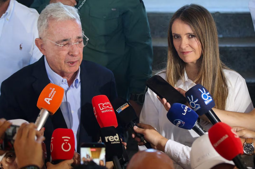 Cover image for Álvaro Uribe votó acompañado por la candidata colombiana Paloma Valencia (VIDEO)