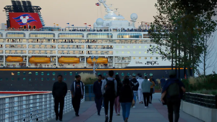 El motivo por el que EEUU deportó a 27 trabajadores de cruceros, incluidos de Disney