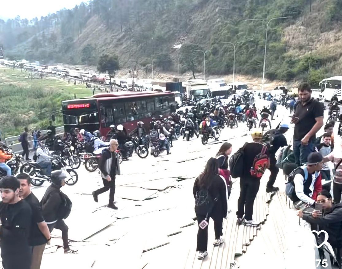 VIDEO: colapso en la bajada de Tazón por volcamiento de camión en la vía