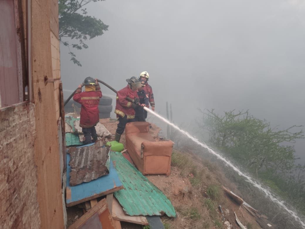 Familias quedaron en la calle tras incendio que devastó nueve viviendas en la carretera vieja de La Guaira (FOTOS)