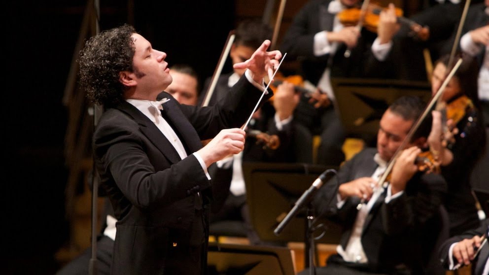 Gustavo Dudamel ya tiene reemplazante como director musical de la Filarmónica de Los Ángeles