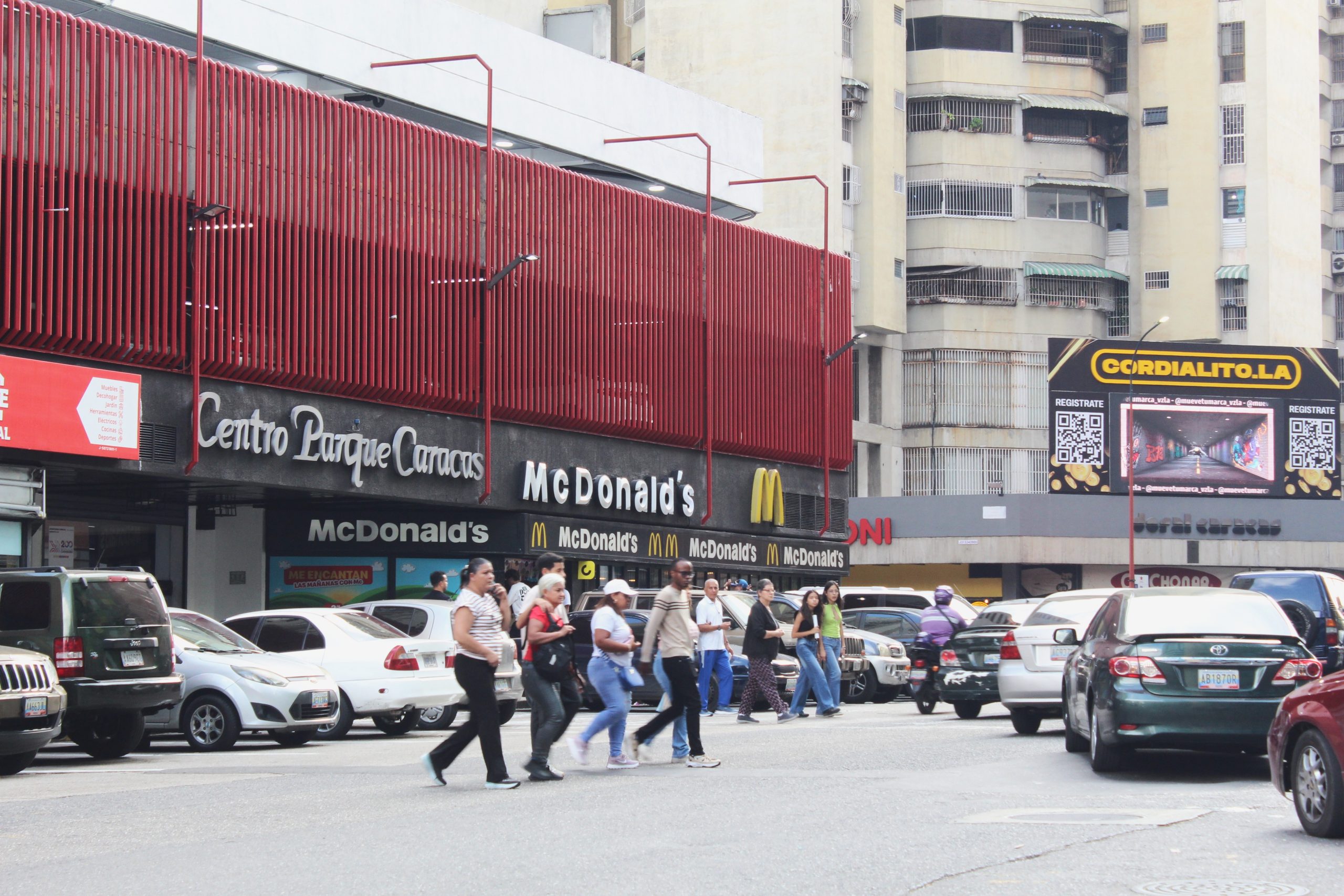Cover image for El método que usaba un hombre para robar artículos de los carros estacionados en La Candelaria