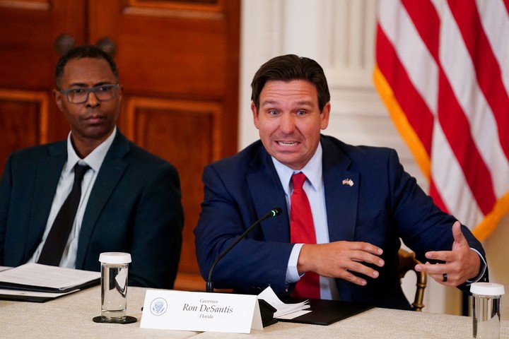 Ron DeSantis eliminó esta materia obligatoria en los "community colleges" de Florida y causó polémica