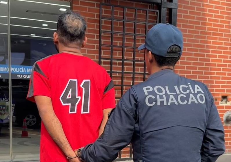 Sorprendieron a sujeto que hurtaba mangueras contra incendio en centro comercial en Chacao
