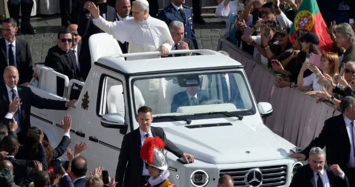 Papamóvil clásico y "buggies" de golf, los vehículos que utilizará León XIV en España