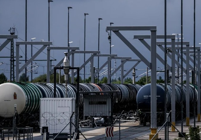 El brent sube un 3 % y supera los 109 dólares, mientras Europa acentúa su caída