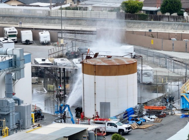 Los bomberos desactivan la amenaza de explosión de un tanque químico en California