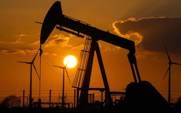 El brent sube el 4,5 % después de considerar Trump 