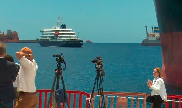 El crucero MV Hondius atraca en el puerto de Granadilla, Tenerife por el mal tiempo