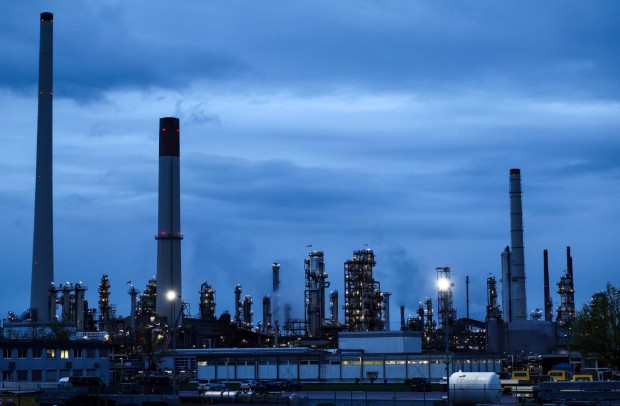 El brent cae más del 2 %, hasta los 109 dólares, a la espera de una solución con Irán