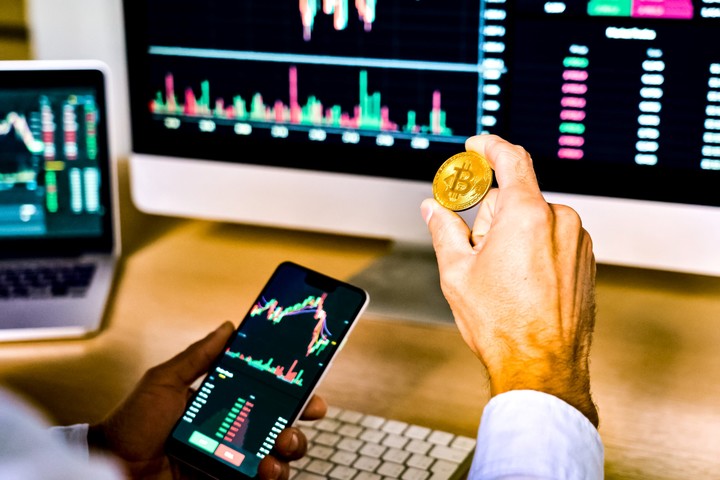 La nueva ley de Newsom que podría afectar criptomonedas, remesas y transacciones digitales en California