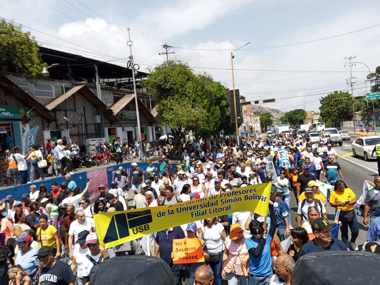 Trabajadores y jubilados en La Guaira rechazaron el bono del chavismo y exigen salario digno (VIDEO)