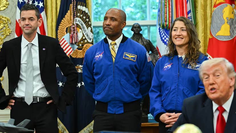 Trump se burló de las orejas del jefe de la Nasa delante de los astronautas que fueron a la Luna