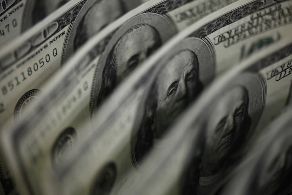 El dólar pierde valor y los latinos en EEUU sienten el impacto en sus bolsillos
