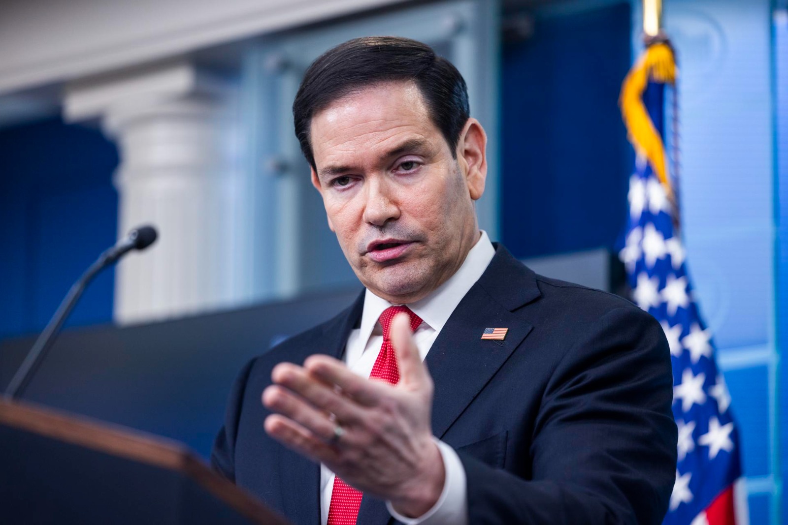 Rubio restó importancia a foto tomada ante un mapa de Cuba junto a jefe del Comando Sur