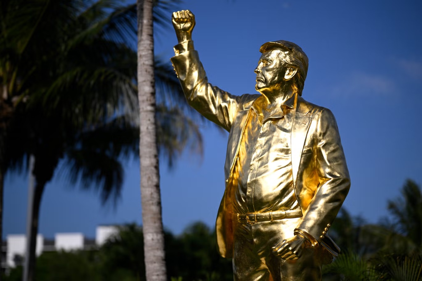 Inauguraron una estatua dorada de Trump de 4,5 metros de alto en su club de golf en Florida