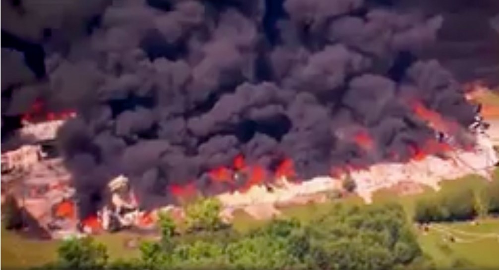 Impactante VIDEO muestra el enorme incendio de una planta de reciclaje de plástico en Tennessee