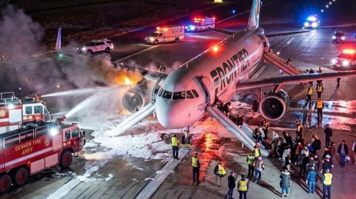 Sujeto irrumpió en la pista del aeropuerto de Denver y murió tras ser arrollado por un avión