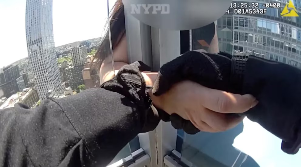 Impactantes imágenes: Rescataron a mujer que amenazaba con lanzarse de un rascacielos en Brooklyn