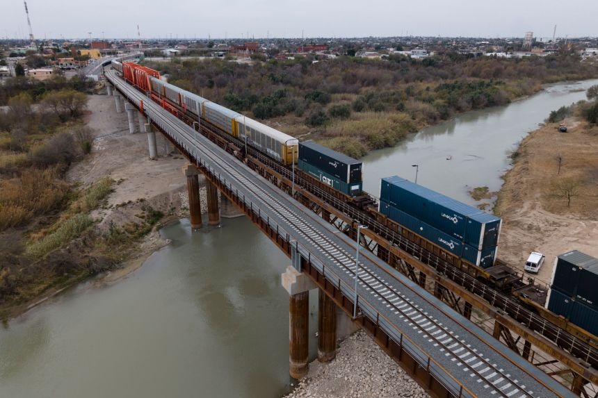 Un séptimo migrante fue hallado muerto cerca de las vías del tren en la frontera sur de EEUU