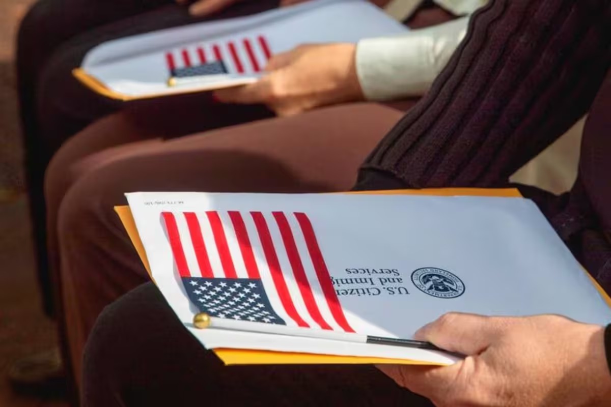 Asilo en EEUU: el nuevo cobro anual del Uscis que puede hacerte perder el permiso de trabajo