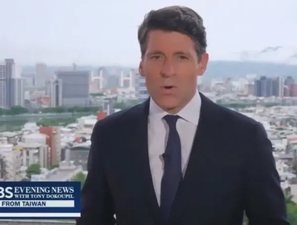 Camarógrafo de CBS Evening News se desplomó en vivo en cobertura de cumbre entre EEUU y China