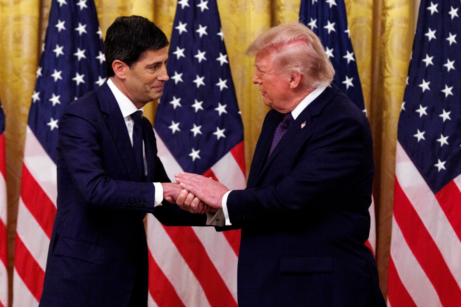 Donald Trump preside juramento de Kevin Warsh como líder de una Fed "totalmente independiente"