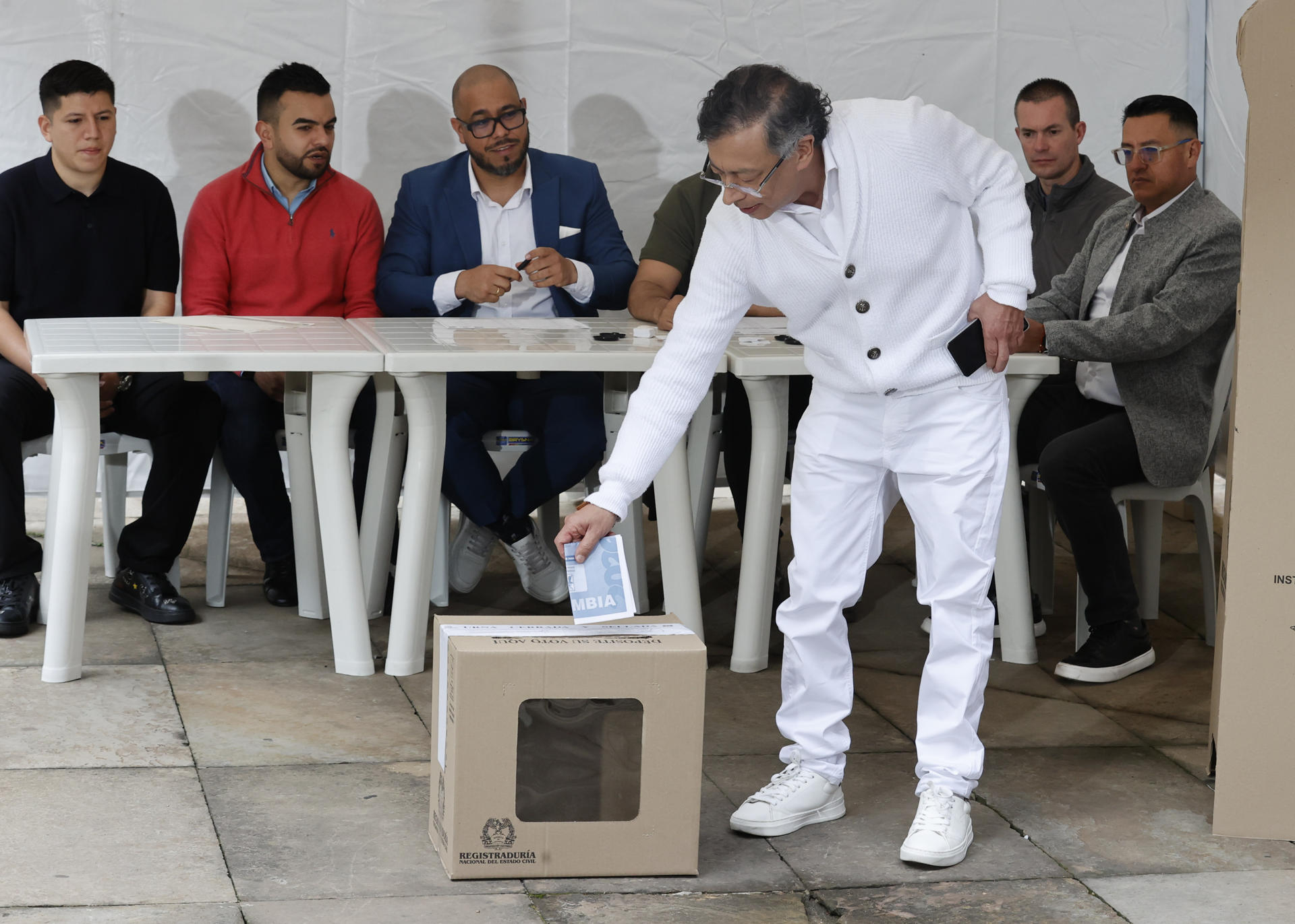 Críticas contra Gustavo Petro por violar la norma y mostrar su voto por Iván Cepeda