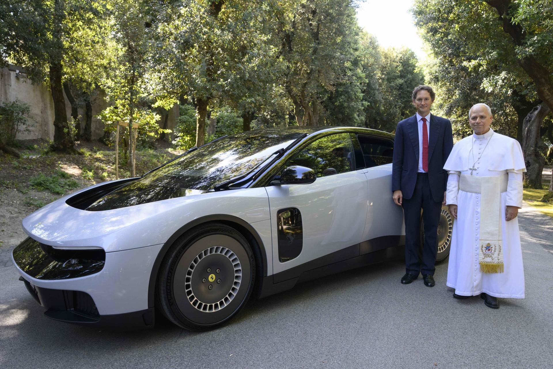 El papa León XIV se sienta al volante del primer Ferrari eléctrico (FOTOS)