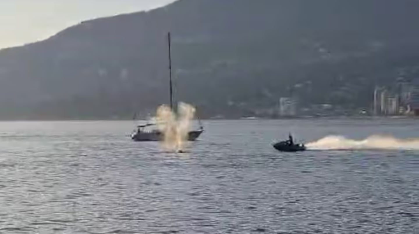 VIDEO: El momento en el que un hombre que iba en una moto acuática chocó con una ballena y voló por el aire