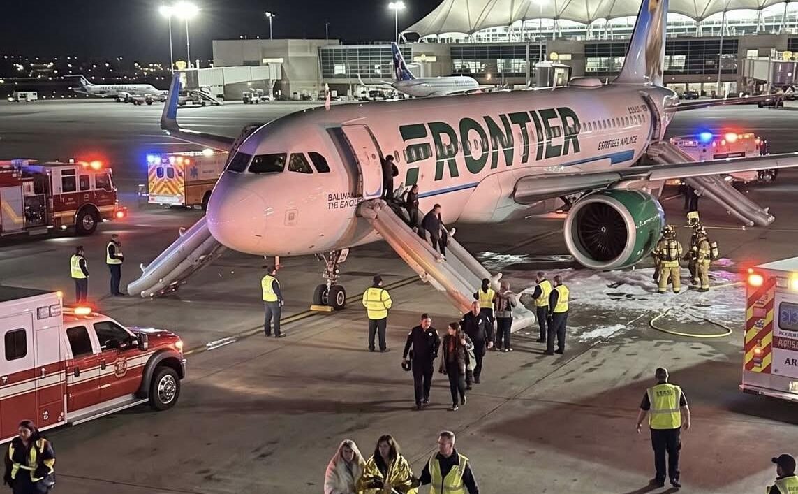 Fatal imprudencia en Denver: hombre invadió pista y murió impactado por un avión (VIDEOS)