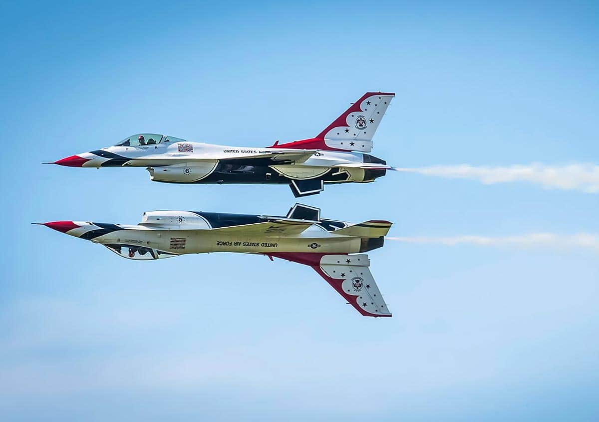 Terror en el aire: Dos aviones de EEUU sufrieron duro choque en un show de acrobacias militares (VIDEO)